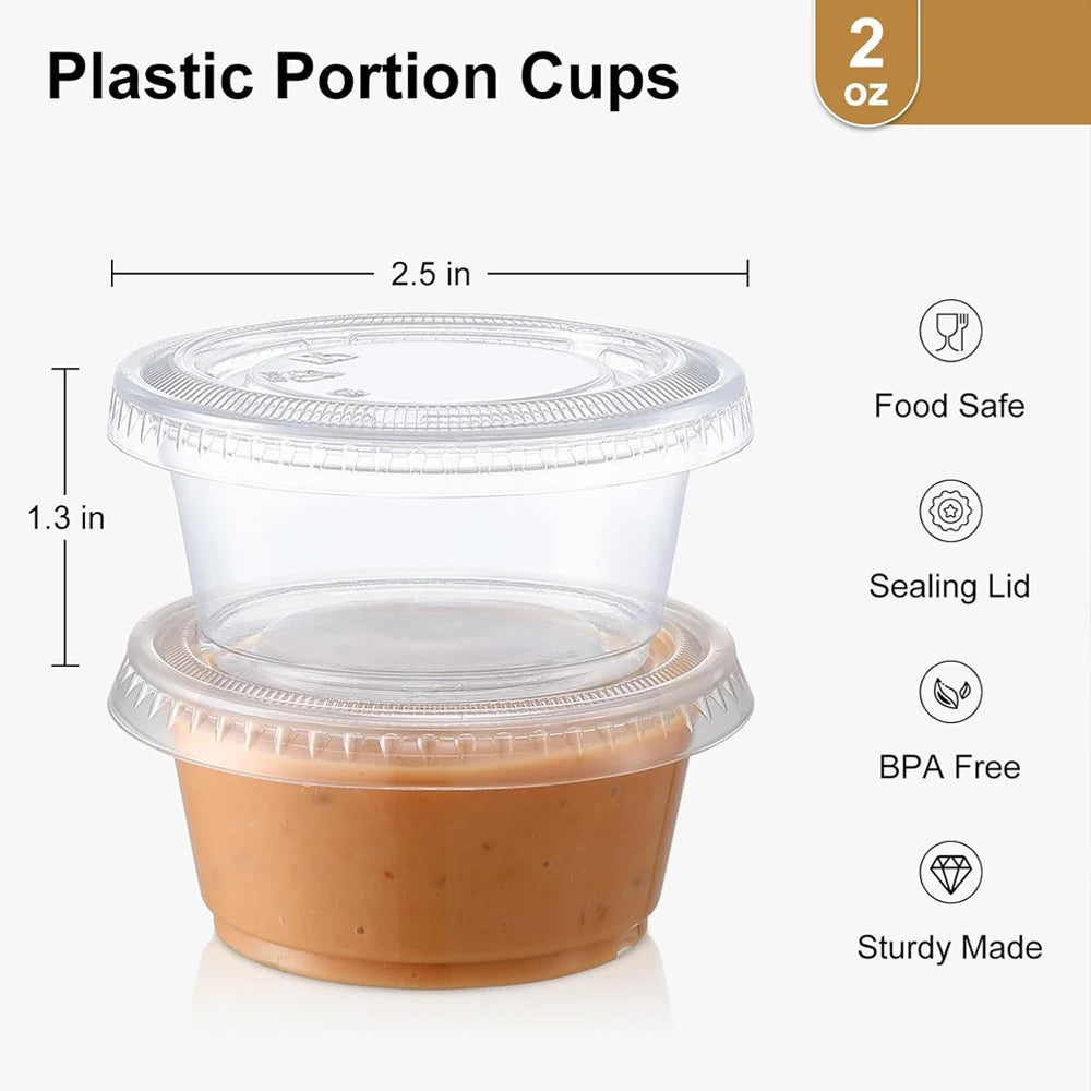 Coupes en plastique jetables avec couvercles transparentes montrées à côté d'une balance.
