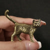 Handgefertigte Kupferkatze-Eule-Statue in der Hand einer Person.