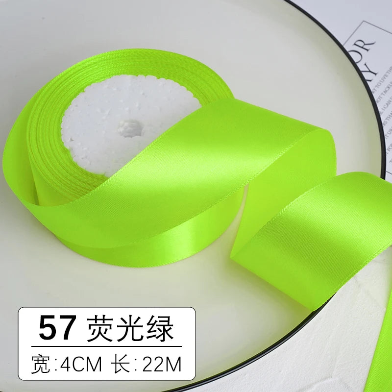Un rouleau de ruban décoratif en satin vert lime vif avec une insert blanche sur un fond circulaire.