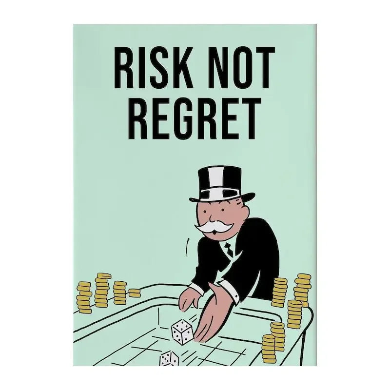 Impresión gráfica con el texto 'RISK NOT REGRET' sobre una ilustración estilizada de un tablero de Monopoly y dinero.