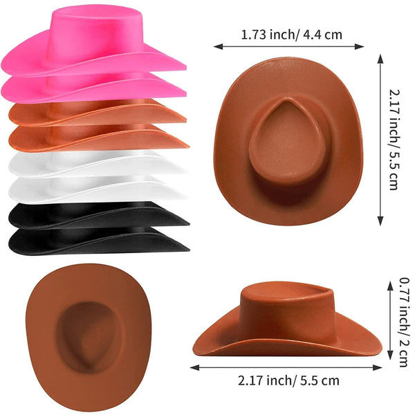 Un juego de recuerdos para fiesta de vaquera mini en varios colores como rosa, naranja, blanco, negro y marrón.