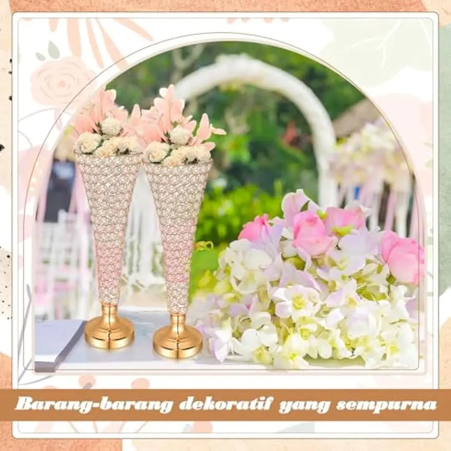 Goldkristallgroße Vase als Dekoration mit rosa und weißen Blumen