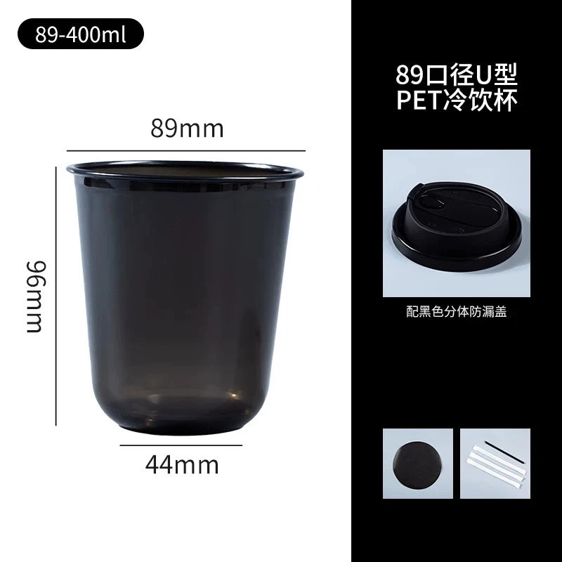 Schwarze 89-400ml PET-Einwegbecher mit Deckel und Strohhalm, Seitenansicht.