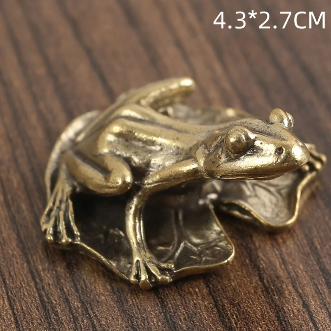 Antique brass frog sculpture decor with dimensions 4.3x2.7cm