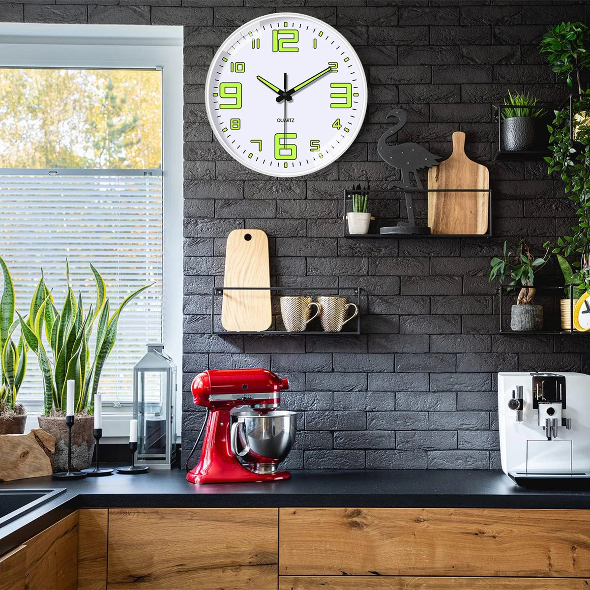 Une horloge murale en plastique lumineux moderne avec un cadran blanc et des aiguilles vertes, accrochée à un mur de briques 