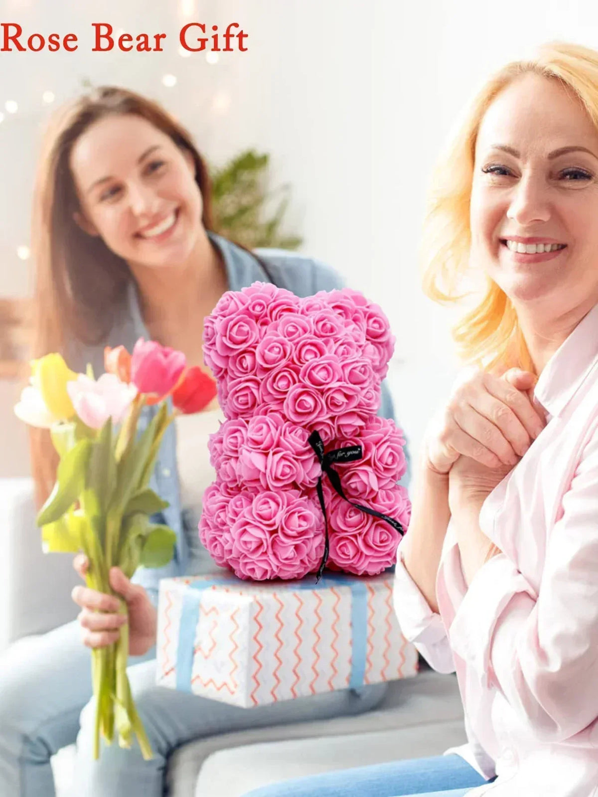 Eine Frau hält einen Strauß rosa Rosen und eine pinke Rosenbären-Geschenkbox.