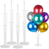 Un pack de quatre supports à ballons transparents avec des ballons colorés pour fêtes