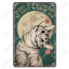 Illustration vintage d'un chat regardant vers le haut avec une fleur à l'oreille, sur fond texturé.