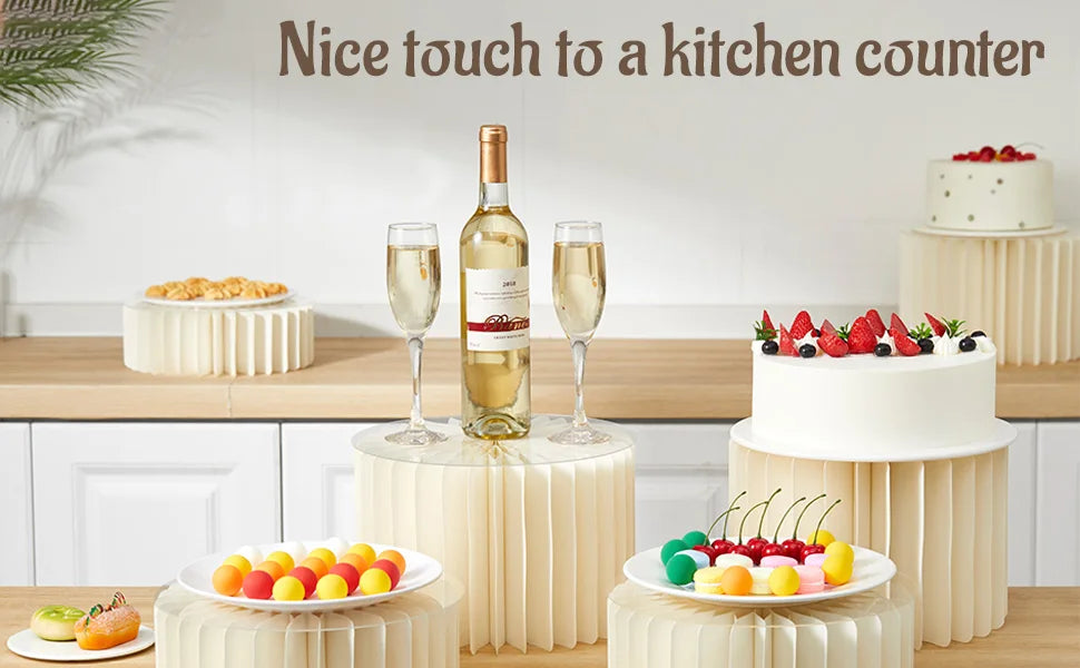 Supports en acrylique pour aliments présentant des fruits et desserts sur un comptoir de cuisine.