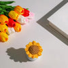 Un ramo de tulipanes de PU artificiales en varios colores, incluyendo amarillo, naranja, rojo y rosa, exhibidos sobre una sup