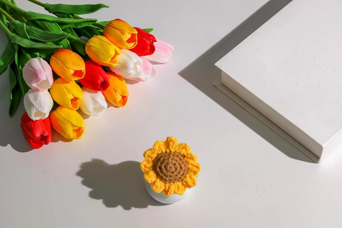 Un ramo de tulipanes de PU artificiales en varios colores, incluyendo amarillo, naranja, rojo y rosa, exhibidos sobre una sup
