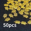 Haufen von 50 goldenen Geld-Schildkrötenfiguren für Wohlstand.