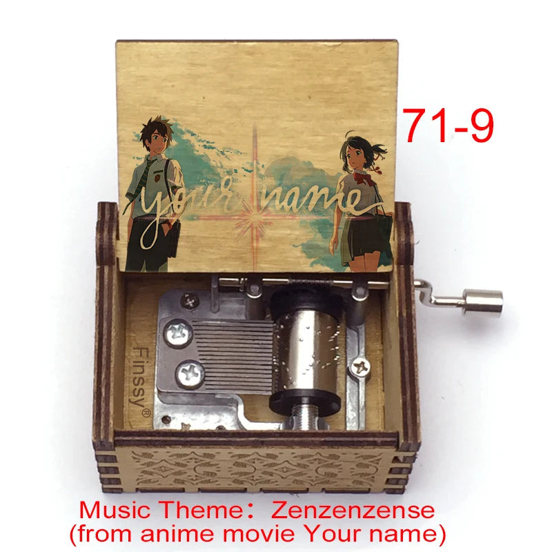 Adorno de caja de música de madera con temática anime, ilustración de personaje y mecanismo interno.