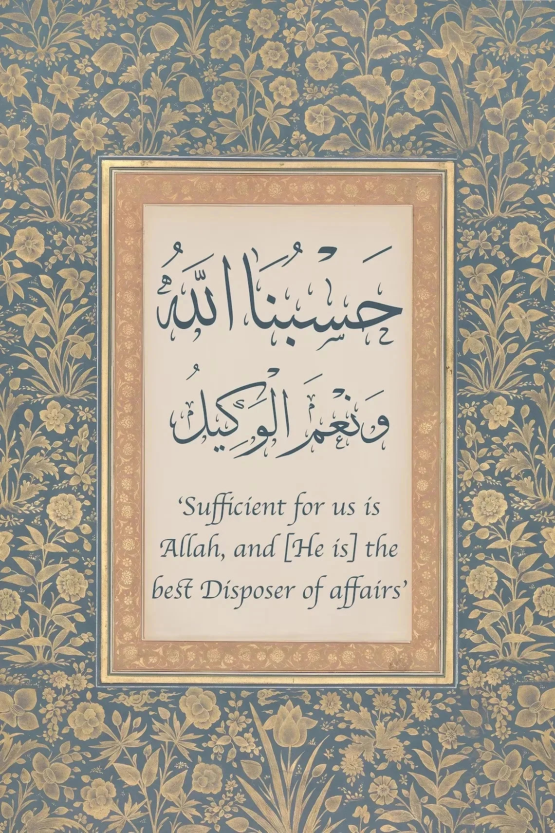 Vintage islamische geometrische Wandkunst mit arabischer Kalligrafie in goldgerahmtem Rahmen vor blauem Blumenhintergrund