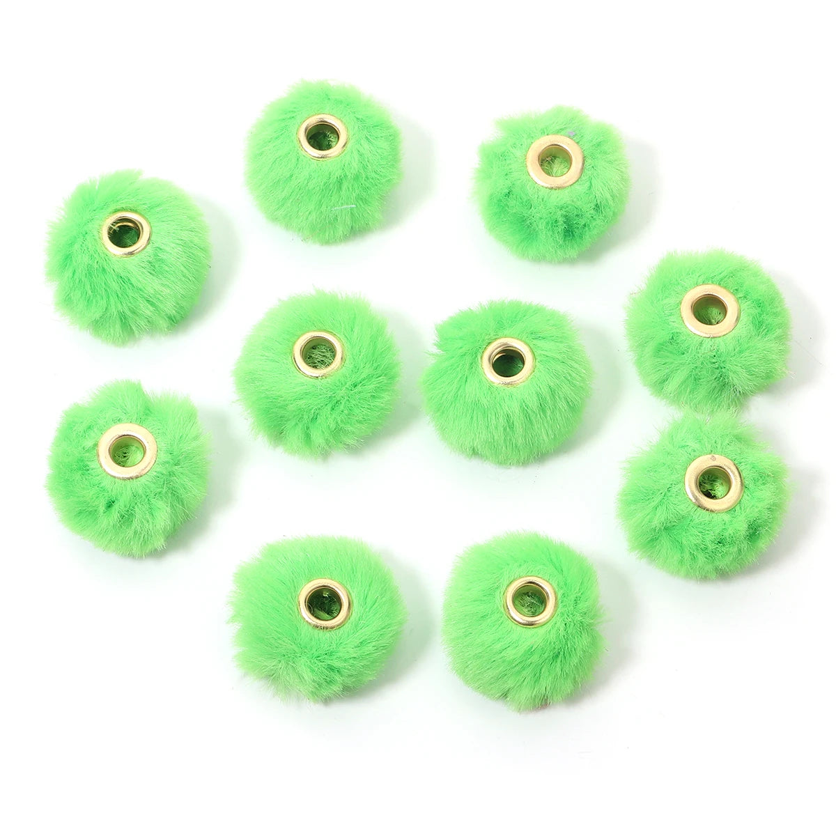 Collection de boules de peluche vert vif avec perles dorées, arrangées en cercle.