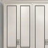 Bordure de miroir blanche avec accents noirs sur une porte de cabinet.