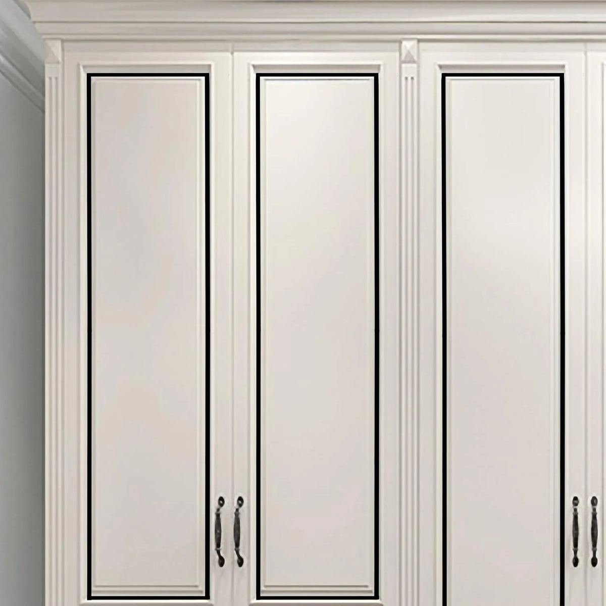 Bordure de miroir blanche avec accents noirs sur une porte de cabinet.