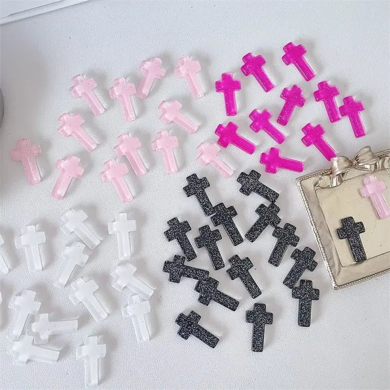 Eine Sammlung von Glitzerkristall-Kreuzdekorationen in verschiedenen Rosa- und Violetttönen.
