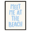 Gerahmtes Druck mit dem Text „MEET ME AT THE BEACH“ in hellblauer, handschriftlicher Schrift auf weißem Hintergrund.