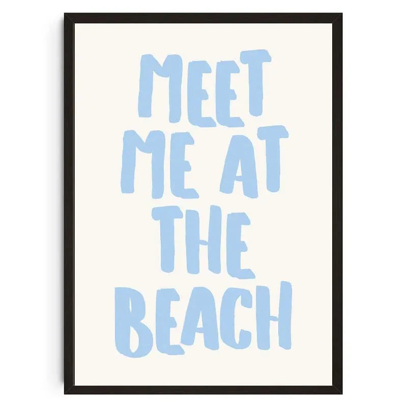 Gerahmtes Druck mit dem Text „MEET ME AT THE BEACH“ in hellblauer, handschriftlicher Schrift auf weißem Hintergrund.