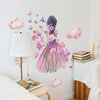 Décor mural avec une illustration aquarelle d'une fille avec des fleurs et des papillons violets sur un mur blanc.