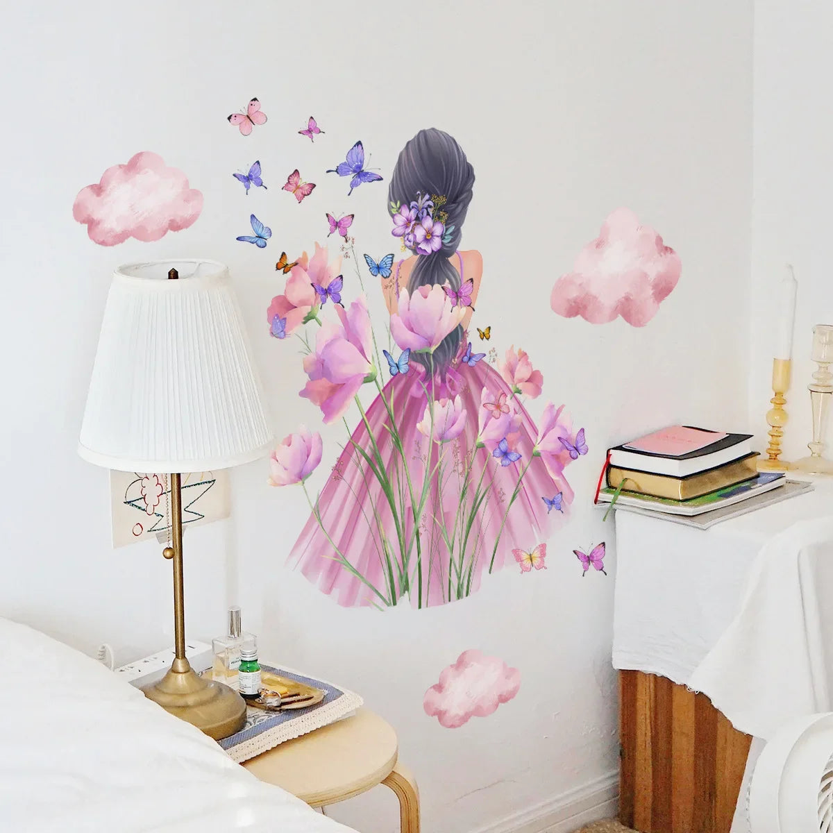 Décor mural avec une illustration aquarelle d'une fille avec des fleurs et des papillons violets sur un mur blanc.