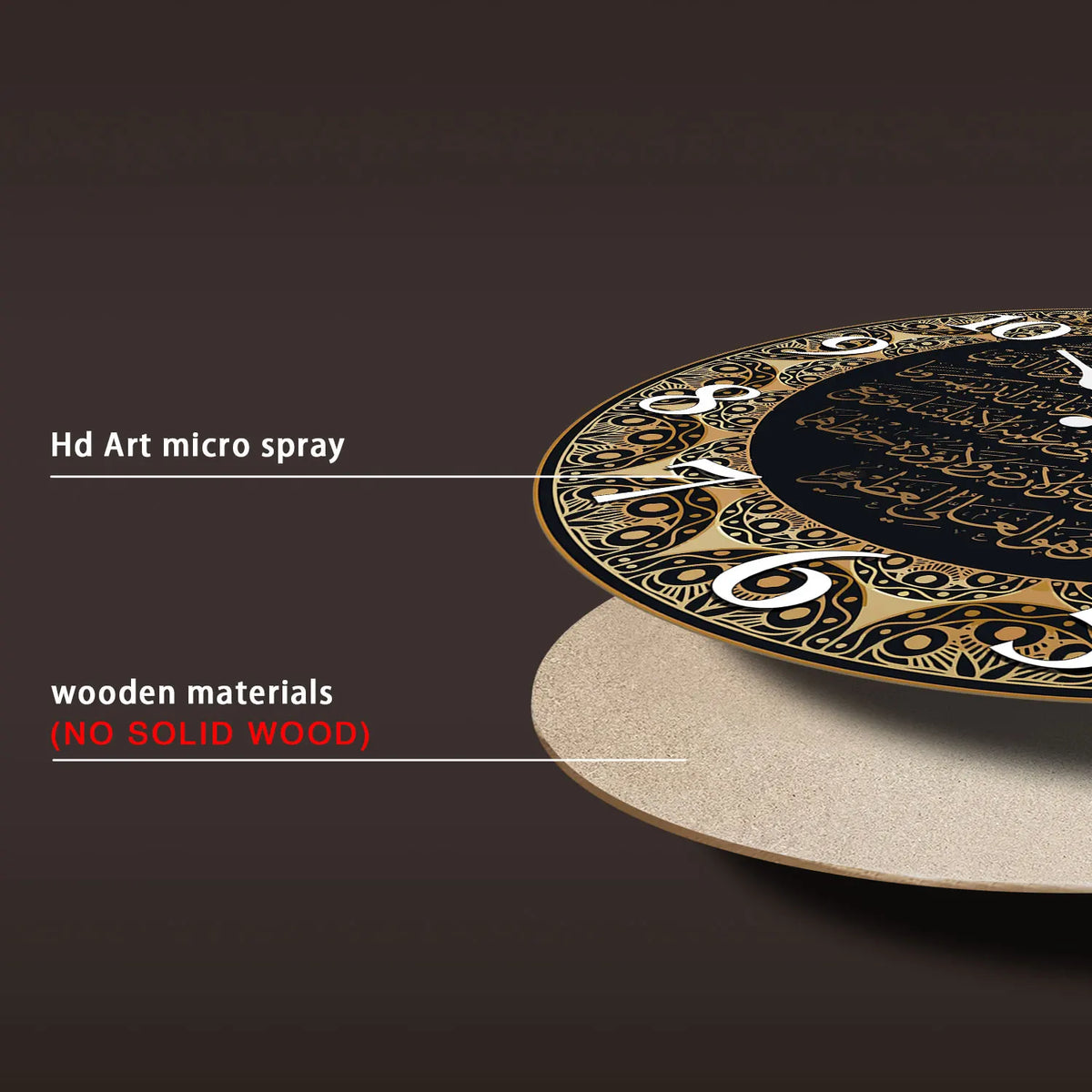 Gros plan d'une horloge murale ronde en bois islamique avec des motifs or et noir sur un fond de bois clair.