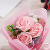 Un bouquet de mini-roses roses artificielles dans un emballage rose transparent.