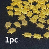 Haufen kleiner goldener Geld-Schildkrötenfiguren für Wohlstand.