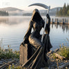 Dunkelbronze-Statue einer weiblichen Figur mit Kapuze, die eine große Sense hält, im Freien am Wasser.