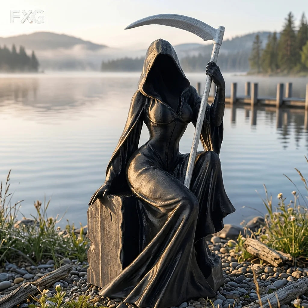 Dunkelbronze-Statue einer weiblichen Figur mit Kapuze, die eine große Sense hält, im Freien am Wasser.