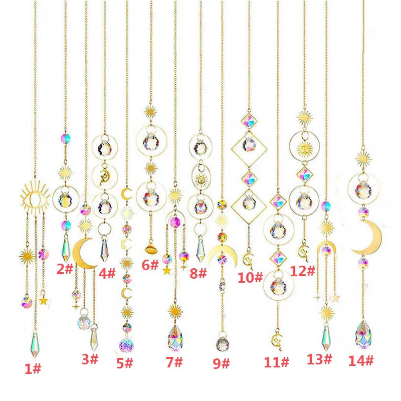 Collection de décorations suspendues en cristal, de différentes formes et couleurs.