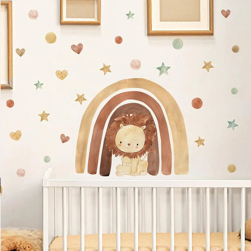 Wandsticker mit einem Löwenkugels in einem Regenbogenbogen an einer weißen Wand