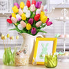 Ramo de tulipanes de PU artificial en varios tonos de rosa, amarillo y púrpura, exhibidos con vidrio decorativo y natural