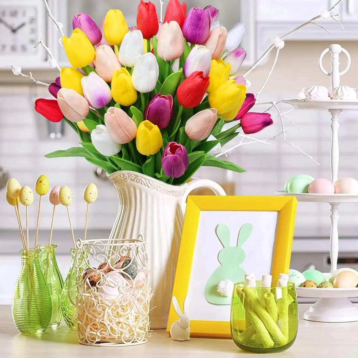 Ramo de tulipanes de PU artificial en varios tonos de rosa, amarillo y púrpura, exhibidos con vidrio decorativo y natural