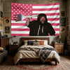Gemusterter Banner mit abgenutztem US-Flagge-Design und einer Hand, die sich erstreckt, vor einem gestreiften Hintergrund.
