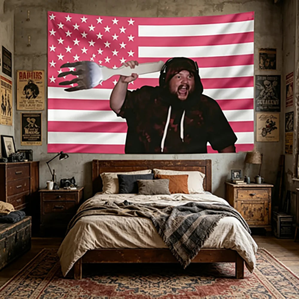 Gemusterter Banner mit abgenutztem US-Flagge-Design und einer Hand, die sich erstreckt, vor einem gestreiften Hintergrund.