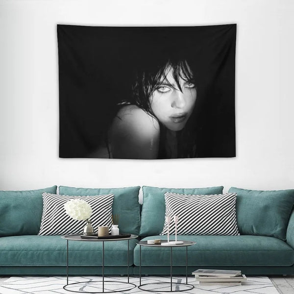 Schwarz-weißes Porträt von Billie Eilish mit dunklem Haar, die intensiv in die Kamera blickt.