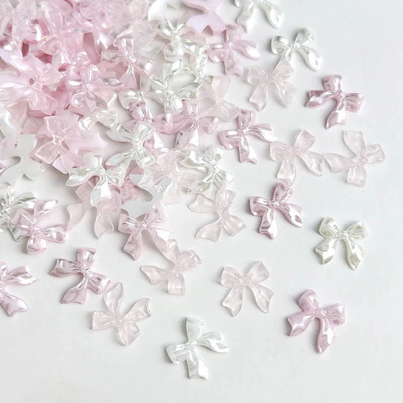 Pila de 50 adornos de uñas de tortuga mini coloridos en tonos rosa y blanco.