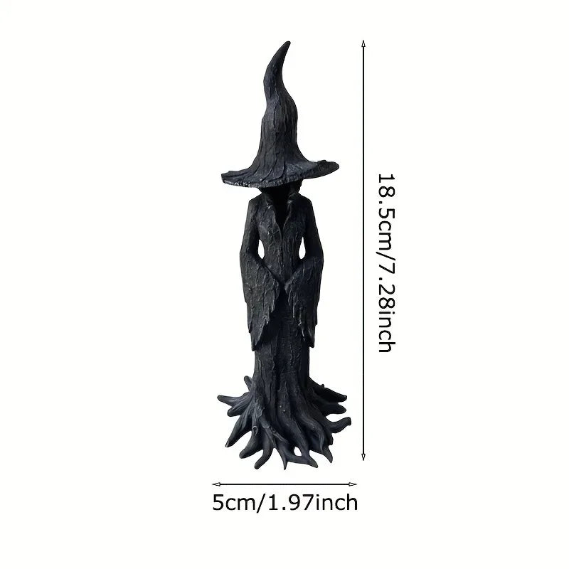 Estatua gótica de bruja negra, con sombrero puntiagudo y túnicas fluidas.