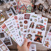 Eine Sammlung festlicher Weihnachtsssticker und Bastelmaterialien mit Weihnachts-Motiven auf weißem Papier.