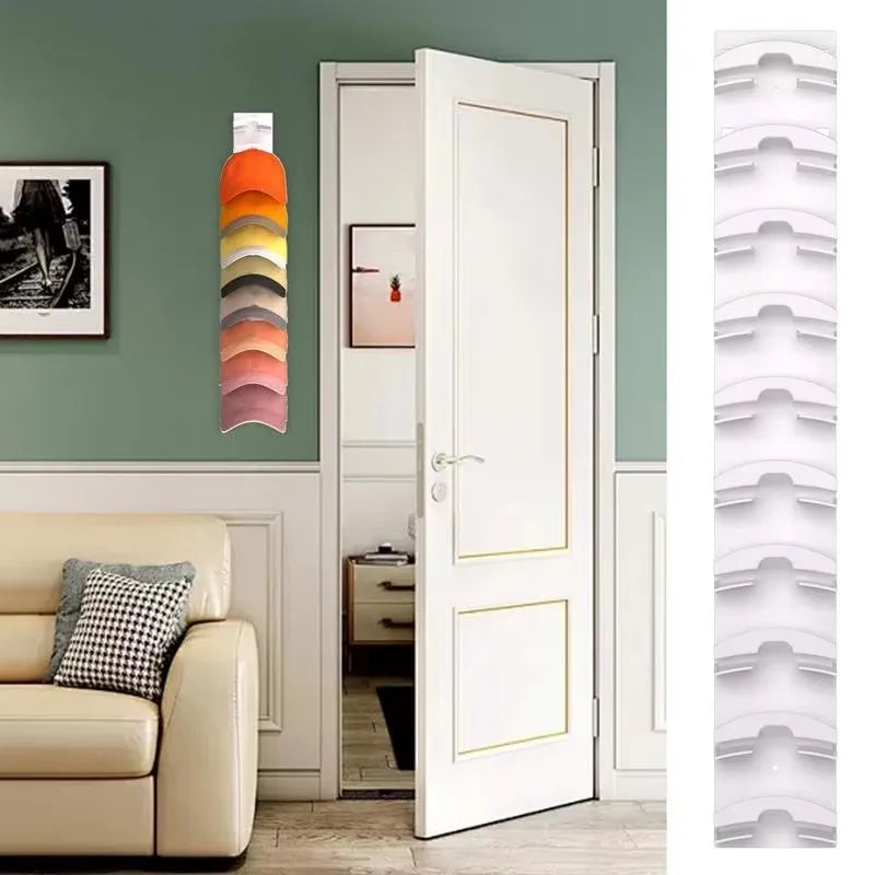 Une porte blanche avec des moulures dorées s'ouvre sur un placard et un présentoir de chapeaux vertical.