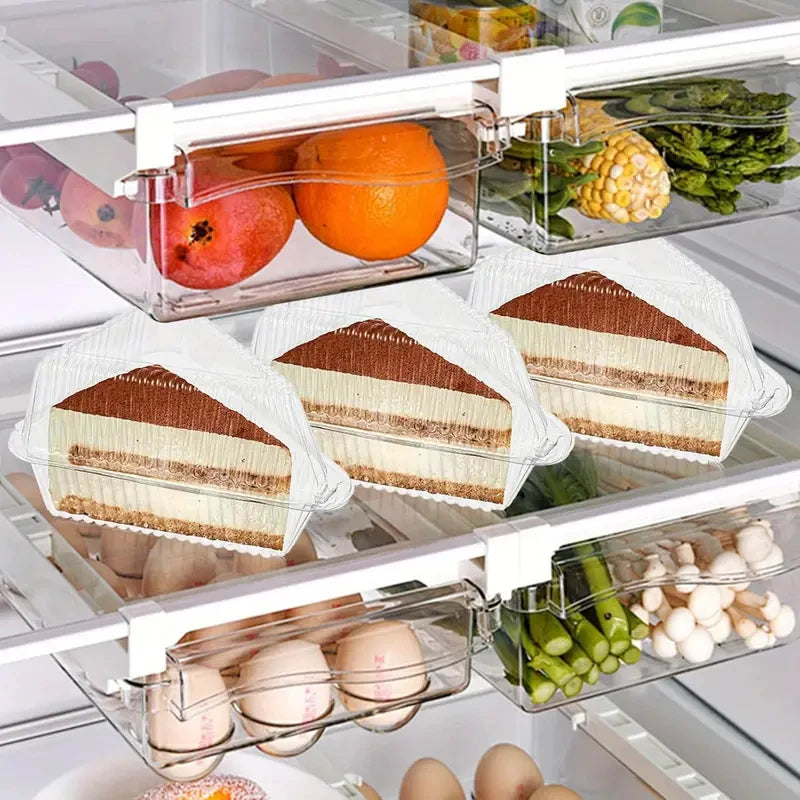 Dreieckige transparente Lebensmittelbehälter, die verschiedene Obst-, Gemüse- und Eier enthalten.