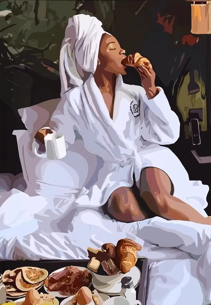 Eine Frau in einem weißen Bademantel entspannt sich im Bett, hält Essen und wirkt nachdenklich.