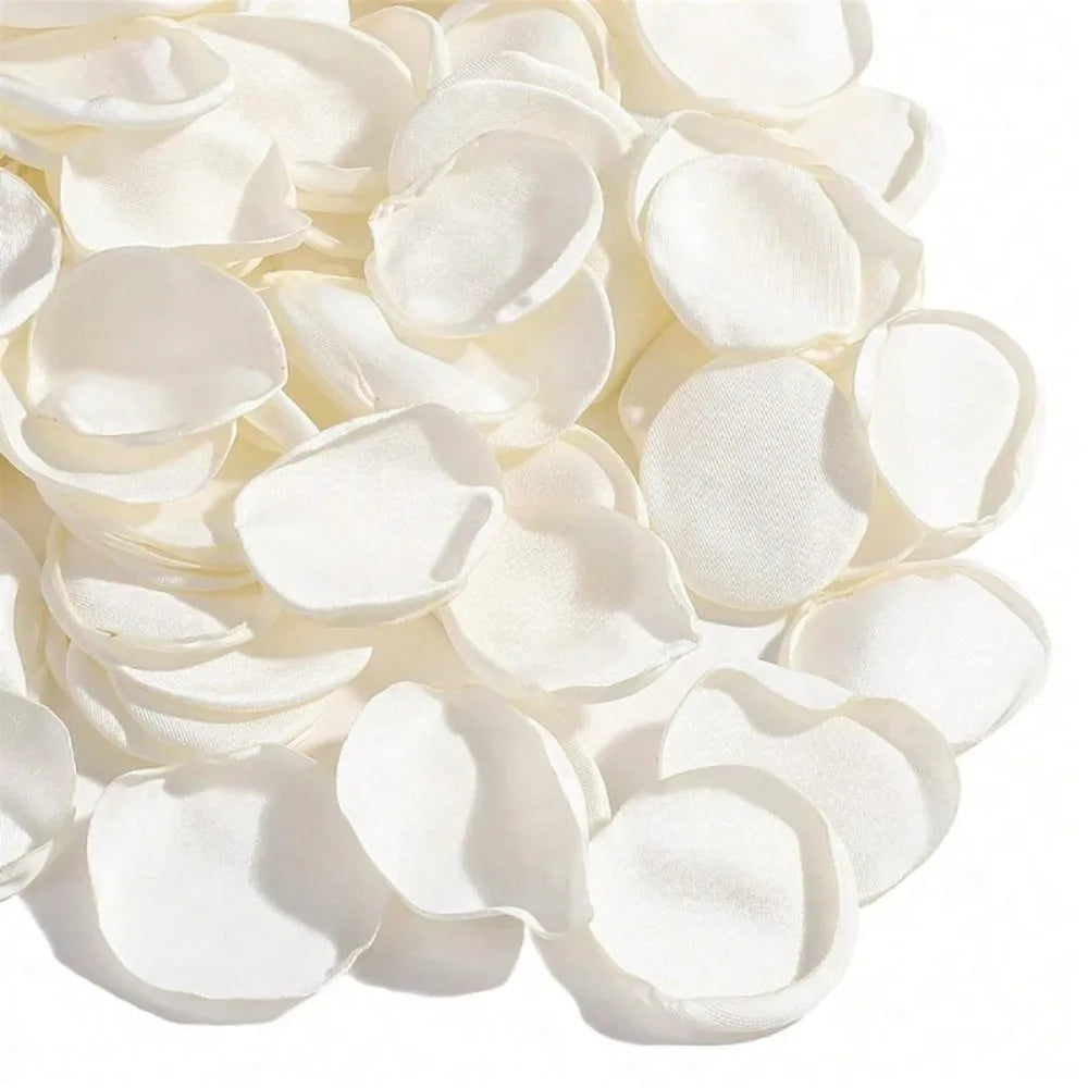 Pétales de roses en soie artificielle blanches éparpillés sur un fond blanc pour décoration