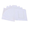 Una pila de marcos de fotos DIY blancos con clips y cuerda.