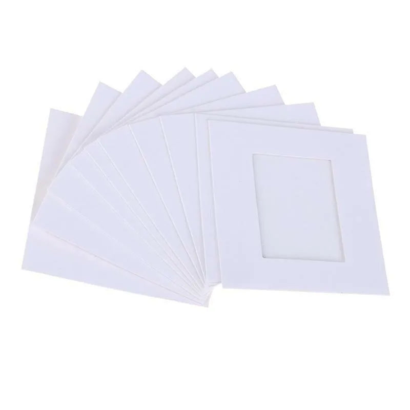 Una pila de marcos de fotos DIY blancos con clips y cuerda.