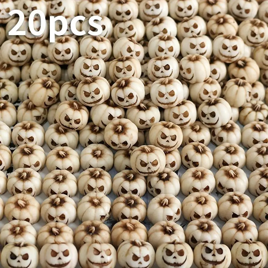 Gros plan de 20 petites citrouilles en résine sculptées avec des visages effrayants pour la décoration d'Halloween extérieure
