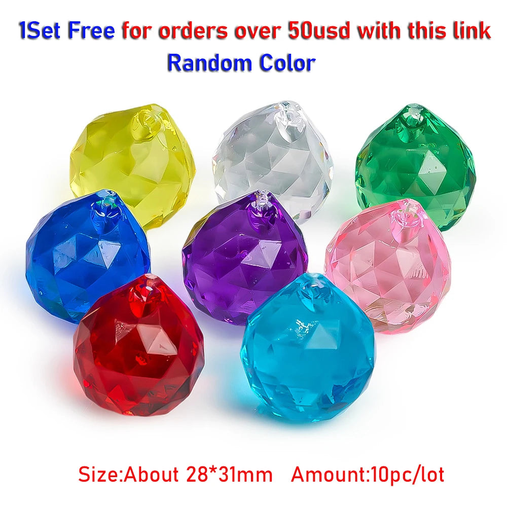 Un ensemble de perles de cristal artificiel colorées, dont du jaune, du clair, du vert, du violet et du rose.