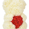 Herzförmige Anordnung aus cremefarbenen und roten Kunstrosen in Teddybärenform für romantische Dekoration.